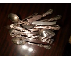 Tenedores y cucharas de plata