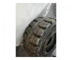 cauchos de montacarga 95% nuevos medidas del. 23x10-12  8.00G... tras. 18x7-8  4.33R - Imagen 4/4