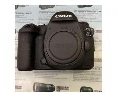 Canon EOS 5D Mark IV camera body