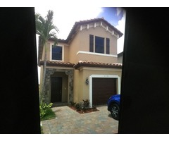 Miami, FL linda casa de 2 pisos  4 hab. 3 baños NUEVA para renta.